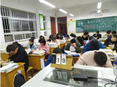 高考期间没有一个名人是饿的，身上脚下全是零食，这届学子太调皮