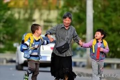 儿子36岁不结婚，56岁母亲为了传宗接代，直接自己生下双胞胎